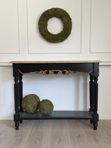 Aurelia luxury console table with shelf, handcrafted from solid wood, featuring a solid oak top, black finish, and gilded decorative details inspired by old-money Italian style.